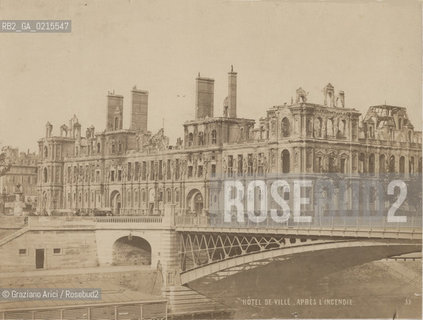 -PARIGI, COMUNE DI PARIGI -SENZA INDICAZIONE DAUTORE, L HOTEL DE VILLE DOPO LINCENDIO, 1871. STAMPA ALLALBUMINA INCOLLATA SU CARTONE, CM 27,5X20,9  ©ARCHIVIO Graziano Arici/Rosebud2  COMUNE DI PARIGI, FOTOANTICHE.-PARIS, PARIS COMMUNE - NO AUTHORS INDICATION, THE HOTEL DE VILLE AFTER THE FIRE, 1871. ALBUMEN PHOTOGRAPH MOUNTED ON CARDBOARD, CM 27,5X20,9  ©Graziano Arici / rosebud2