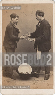 VENEZIA, CARLO PONTI, SENZA DATA. VENDITORE DI STRADA DI POLIPI, STAMPA ALLALBUMINA INCOLLATA SU CARTONCINO, CARTE DE VISITE, CM 6X10,5 ©ARCHIVIO Graziano Arici/Rosebud2  POSATA IN STUDIO, MESTIERI, FOTOANTICHE.-VENICE, CARLO PONTI, PITCHMAN OF FISH,  UNDATED. ALBUMEN PHOTOGRAPH MOUNTED ON CARDBOARD, CARTE DE VISITE, CM 6X10,5 ©Graziano Arici / rosebud2