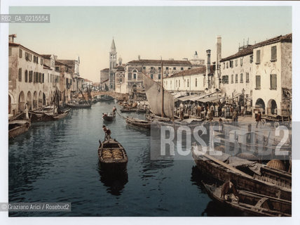 -CHIOGGIA, MERCATO DEL PESCE, 1890. STAMPA A COLORI PHOTOCHROM, CM 28X21,6 ©ARCHIVIO Graziano Arici/Rosebud2  MESTIERI, FOTOANTICHE.-CHIOGGIA, FISH MARKET, 1890. COLORED PRINT PHOTOCHROM, CM 28X21,6 ©Graziano Arici / rosebud2
