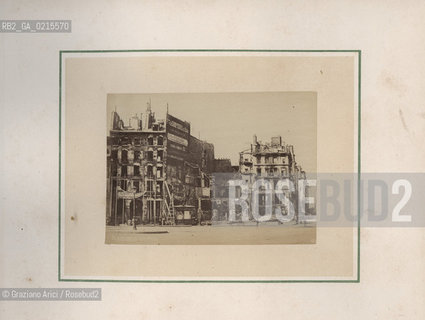 COMUNE DI PARIGI  1871- - PARIGI, PIAZZA DELLA BASTIGLIA, SENZA DATA, STAMPA ALLALBUMINA INCOLLATA SU CARTONCINO, CM 17,7X13,5. FOTOGRAFIA TRATTA DALLALBUM: ALBUM PHOTOGRAPHIQUE DES RUINES DE PARIS. ©ARCHIVIO Graziano Arici/Rosebud2  POSATA IN STUDIO, MESTIERI, FOTOANTICHE.PARIS COMMUNE 1871 -PARIS, BASTIGLIA SQUARE, UNDATED, ALBUMEN PHOTOGRAPH MOUNTED ON CARDBOARD, CM 17,7X13,5 PHOTOGRAPH FROM THE ALBUM: ALBUM PHOTOGRAPHIQUE DES RUINES DE PARIS. ©Graziano Arici / rosebud2