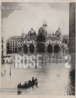 -VENEZIA, ACQUA ALTA,IN PIAZZA S. MARCO CON BARCA 1930. STAMPA AI SALI DARGENTO SU CARTONCINO, CM 19,7X25,5 ©ARCHIVIO Graziano Arici/Rosebud2 FOTOANTICHE.-VENICE, FLOOD SCENE, 1930, SILVER SALT PHOTOGRAPH MOUNTED ON CARDBOARD, CM 19,7X25,5 ©Graziano Arici/Rosebud2