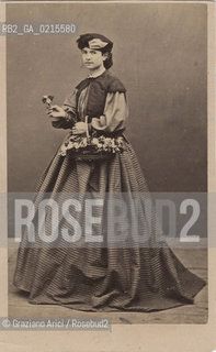 -VENEZIA, VENDITRICE DI FIORI, SENZA DATA. STAMPA ALLALBUMINA INCOLLATA SU CARTONCINO, CARTE DE VISITE, CM 6,4X10,1 ©ARCHIVIO Graziano Arici/Rosebud2  POSATA IN STUDIO, MESTIERI, FOTOANTICHE.-VENICE, FLOWERS SELLER, UNDATED. ALBUMEN PHOTOGRAPH MOUNTED ON CARDBOARD, CARTE DE VISITE, CM 6,4X10,1 ©Graziano Arici / rosebud2