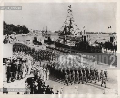 -VENEZIA, RE VITTORIO EMANUELE SALUTA LEQUIPAGGIO DEGLI OTTO NUOVI SOTTOMARINI ITALIANI, 1940, STAMPA AI SALI DARGENTO INCOLLATA SU CARTONCINO, CM 25,4X20,7 ©ARCHIVIO Graziano Arici/Rosebud2  POSATA IN STUDIO, MESTIERI, FOTOANTICHE.-VENICE, KING VICTOR EMMANUEL SALUTES MARCHING CREWS FROM EIGHT NEW ITALIAN SUBMARINES, 1940, SILVER SALT PHOTOGRAPH MOUNTED ON CARDBOARD, CM 25,4X20,7 ©Graziano Arici / rosebud2