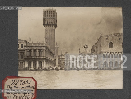 -VENEZIA, IL MOLO, PIAZZA SAN MARCO ED IL NUOVO CAMPANILE, SENZA DATA. STAMPA ALLALBUMINA INCOLLATA SU CARTONCINO, CM 11,3X9 ©ARCHIVIO Graziano Arici/Rosebud2  , FOTOANTICHE.-VENICE, THE WHARF, SAN MARCO SQUARE AND THE NEW BELL TOWER, UNDATED. ALBUMEN PHOTOGRAPH MOUNTED ON CARDBOARD, CM 11,3X9 ©Graziano Arici / rosebud2