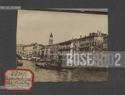 -VENEZIA, ARRIVO VERSO IL PONTE DI RIALTO, SENZA DATA. STAMPA ALLALBUMINA INCOLLATA SU CARTONCINO, CM 11,3X9 ©ARCHIVIO Graziano Arici/Rosebud2  FOTOANTICHE.-VENICE, APPROACHING RIALTO S BRIDGE, UNDATED. ALBUMEN PHOTOGRAPH MOUNTED ON CARDBOARD, CM 11,3X9 ©Graziano Arici / rosebud2