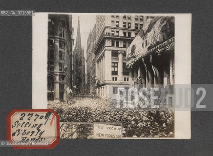 NEW YORK, WALL STREET, SELLLING LIBERTY BONDS - SENZA DATA. STAMPA ALLALBUMINA INCOLLATA SU CARTONCINO, CM 11,3X9 ©ARCHIVIO Graziano Arici/Rosebud2  POSATA IN STUDIO, MESTIERI, FOTOANTICHE.-UNDATED. ALBUMEN PHOTOGRAPH MOUNTED ON CARDBOARD, CM 11,3X9 ©Graziano Arici / rosebud2