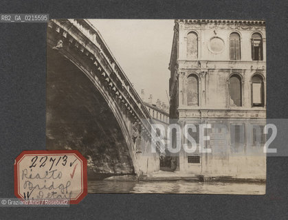 -VENEZIA, VISTA IN DETTAGLIO DEL PONTE DI RIALTO, SENZA DATA. STAMPA ALLALBUMINA INCOLLATA SU CARTONCINO, CM 11,3X9 ©ARCHIVIO Graziano Arici/Rosebud2  , FOTOANTICHE.-VENICE, DETAIL OF RIALTO BRIDGE, UNDATED. ALBUMEN PHOTOGRAPH MOUNTED ON CARDBOARD, CM 11,3X9 ©Graziano Arici / rosebud2