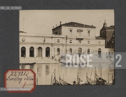 -VENEZIA, STAZIONE FERROVIARIA DI S.LUCIA  SENZA DATA. STAMPA ALLALBUMINA INCOLLATA SU CARTONCINO, CM 11,3X9 ©ARCHIVIO Graziano Arici/Rosebud2   FOTOANTICHE.-VENICE, LANDING STATION, UNDATED. ALBUMEN PHOTOGRAPH MOUNTED ON CARDBOARD, CM 11,3X9 ©Graziano Arici / rosebud2