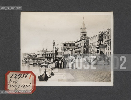 -VENEZIA, RIVA DEGLI SCHIAVONI, SENZA DATA. STAMPA ALLALBUMINA INCOLLATA SU CARTONCINO, CM 11,3X9 ©ARCHIVIO Graziano Arici/Rosebud2   FOTOANTICHE.-VENICE, SCHIAVONI SHORE, UNDATED. ALBUMEN PHOTOGRAPH MOUNTED ON CARDBOARD, CM 11,3X9 ©Graziano Arici/Rosebud2 