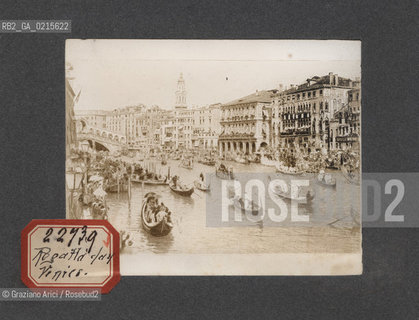 -VENEZIA, GIORNO DELLA REGATA, SENZA DATA. STAMPA ALLALBUMINA INCOLLATA SU CARTONCINO, CM 11,3X9 ©ARCHIVIO Graziano Arici/Rosebud2   FOTOANTICHE.-VENICE, REGATTA DAY, UNDATED. ALBUMEN PHOTOGRAPH MOUNTED ON CARDBOARD, CM 11,3X9 ©Graziano Arici/Rosebud2 