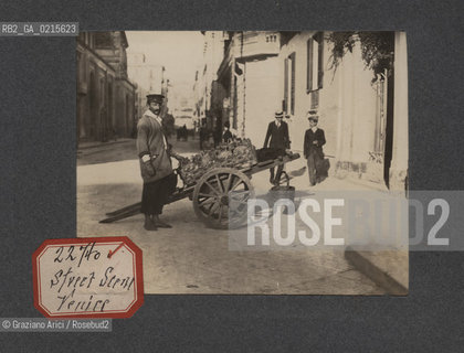 -VENEZIA, SCENA DI STRADA, SENZA DATA. STAMPA ALLALBUMINA INCOLLATA SU CARTONCINO, CM 11,3X9 ©ARCHIVIO Graziano Arici/Rosebud2   FOTOANTICHE.-VENICE, STREET SCENE, UNDATED. ALBUMEN PHOTOGRAPH MOUNTED ON CARDBOARD, CM 11,3X9 ©Graziano Arici/Rosebud2 