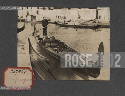 -VENEZIA, GONDOLA, SENZA DATA. STAMPA ALLALBUMINA INCOLLATA SU CARTONCINO, CM 11,3X9 ©ARCHIVIO Graziano Arici/Rosebud2   FOTOANTICHE.-VENICE, GONDOLA, UNDATED. ALBUMEN PHOTOGRAPH MOUNTED ON CARDBOARD, CM 11,3X9 ©Graziano Arici/Rosebud2 