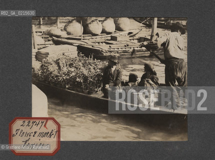 -VENEZIA, MERCATO DI FIORI, SENZA DATA. STAMPA ALLALBUMINA INCOLLATA SU CARTONCINO, CM 11,3X9 ©ARCHIVIO Graziano Arici/Rosebud2  , FOTOANTICHE.-VENICE, FLOWERS MARKET, UNDATED. ALBUMEN PHOTOGRAPH MOUNTED ON CARDBOARD, CM 11,3X9 ©Graziano Arici/Rosebud2 