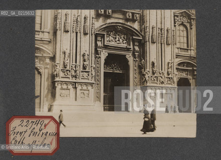 -MILANO, ENTRATA FRONTALE DEL DUOMO. SENZA DATA. STAMPA ALLALBUMINA INCOLLATA SU CARTONCINO, CM 11,3X9 ©ARCHIVIO Graziano Arici/Rosebud2   FOTOANTICHE.-MILAN, FRONT ENTRANCE OF THE CATHEDRAL, UNDATED. ALBUMEN PHOTOGRAPH MOUNTED ON CARDBOARD, CM 11,3X9 ©Graziano Arici/Rosebud2 