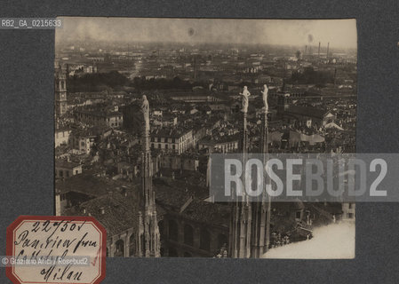 -MILANO, VEDUTA DALLALTO DEL DUOMO, SENZA DATA. STAMPA ALLALBUMINA INCOLLATA SU CARTONCINO, CM 11,3X9 ©ARCHIVIO Graziano Arici/Rosebud2  FOTOANTICHE.-MILAN, AERIAL VIEW OF THE CATHEDRAL, UNDATED. ALBUMEN PHOTOGRAPH MOUNTED ON CARDBOARD, CM 11,3X9 ©Graziano Arici/Rosebud2 