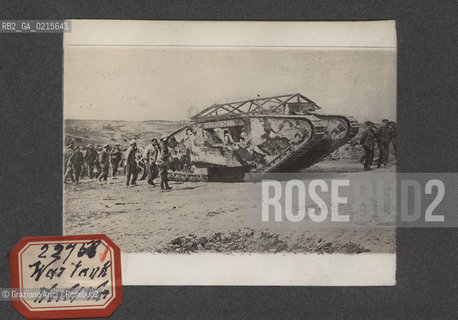 -GUERRA MONDIALE, CARRO ARMATO, SENZA DATA. STAMPA ALLALBUMINA INCOLLATA SU CARTONCINO, CM 11,3X9 ©ARCHIVIO Graziano Arici/Rosebud2   FOTOANTICHE.-WORLD WAR, WAR TANK, UNDATED. ALBUMEN PHOTOGRAPH MOUNTED ON CARDBOARD, CM 11,3X9 ©Graziano Arici/Rosebud2 