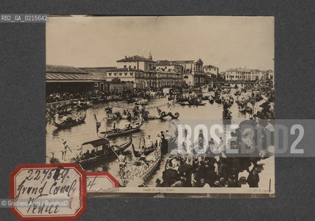 -VENEZIA, STAZIONE FERROVIARIA E CANAL GRANDE, SENZA DATA. STAMPA ALLALBUMINA INCOLLATA SU CARTONCINO, CM 11,3X9 ©ARCHIVIO Graziano Arici/Rosebud2   FOTOANTICHE.-VENICE, GRAND CANAL, UNDATED. ALBUMEN PHOTOGRAPH MOUNTED ON CARDBOARD, CM 11,3X9 ©Graziano Arici/Rosebud2 