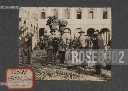 -VENEZIA, MERCATO, SENZA DATA. STAMPA ALLALBUMINA INCOLLATA SU CARTONCINO, CM 11,3X9 ©ARCHIVIO Graziano Arici/Rosebud2  , MESTIERI, FOTOANTICHE.-VENICE, MARKET SCENE, UNDATED. ALBUMEN PHOTOGRAPH MOUNTED ON CARDBOARD, CM 11,3X9 ©Graziano Arici/Rosebud2 