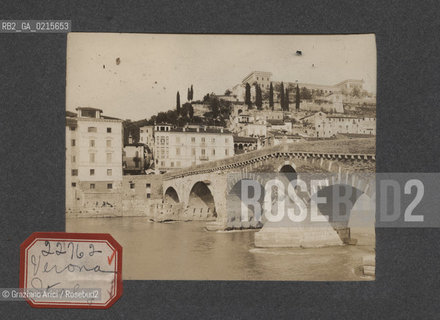 -VERONA, PONTE, SENZA DATA. STAMPA ALLALBUMINA INCOLLATA SU CARTONCINO, CM 11,3X9 ©ARCHIVIO Graziano Arici/Rosebud2   FOTOANTICHE.-VERONA, BRIDGE, UNDATED. ALBUMEN PHOTOGRAPH MOUNTED ON CARDBOARD, CM 11,3X9 ©Graziano Arici/Rosebud2 