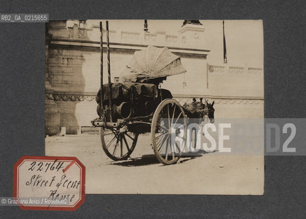 -ROMA, SCENA DI STRADA, SENZA DATA. STAMPA ALLALBUMINA INCOLLATA SU CARTONCINO, CM 11,3X9 ©ARCHIVIO Graziano Arici/Rosebud2   FOTOANTICHE.-ROME, STREET SCENE, UNDATED. ALBUMEN PHOTOGRAPH MOUNTED ON CARDBOARD, CM 11,3X9 ©Graziano Arici/Rosebud2 