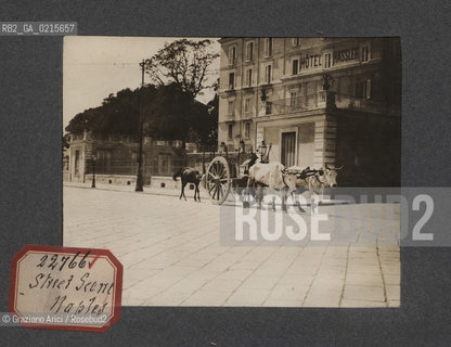 -NAPOLI, SCENA DI STRADA, SENZA DATA. STAMPA ALLALBUMINA INCOLLATA SU CARTONCINO, CM 11,3X9 ©ARCHIVIO Graziano Arici/Rosebud2  , FOTOANTICHE.-NAPLES, STREET SCENE, UNDATED. ALBUMEN PHOTOGRAPH MOUNTED ON CARDBOARD, CM 11,3X9 ©Graziano Arici / rosebud2