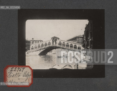 -VENEZIA, PONTE DI RIALTO, SENZA DATA. STAMPA ALLALBUMINA INCOLLATA SU CARTONCINO, CM 11,3X9 ©ARCHIVIO Graziano Arici/Rosebud2  FOTOANTICHE.-VENICE, RIALTO BRIDGE, UNDATED. ALBUMEN PHOTOGRAPH MOUNTED ON CARDBOARD, CM 11,3X9 ©Graziano Arici / rosebud2