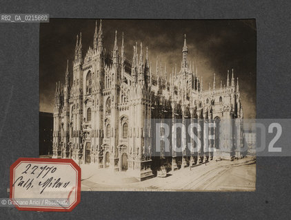 -MILANO, DUOMO, SENZA DATA. STAMPA ALLALBUMINA INCOLLATA SU CARTONCINO, CM 11,3X9 ©ARCHIVIO Graziano Arici/Rosebud2  FOTOANTICHE.-MILAN, CATHEDRAL, UNDATED. ALBUMEN PHOTOGRAPH MOUNTED ON CARDBOARD, CM 11,3X9 ©Graziano Arici / rosebud2