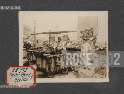 -NAPOLI, BANCARELLA DI OSTRICHE, SENZA DATA. STAMPA ALLALBUMINA INCOLLATA SU CARTONCINO, CM 11,3X9 ©ARCHIVIO Graziano Arici/Rosebud2  , FOTOANTICHE.-NAPLES, OYSTERS STAND, UNDATED. ALBUMEN PHOTOGRAPH MOUNTED ON CARDBOARD, CM 11,3X9 ©Graziano Arici / rosebud2