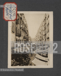 -NAPOLI, STRADA DEL MERCATO, SENZA DATA. STAMPA ALLALBUMINA INCOLLATA SU CARTONCINO, CM 11,3X9 ©ARCHIVIO Graziano Arici/Rosebud2  , FOTOANTICHE.-NAPLES, MARKET STREET, UNDATED. ALBUMEN PHOTOGRAPH MOUNTED ON CARDBOARD, CM 11,3X9 ©Graziano Arici/Rosebud2 