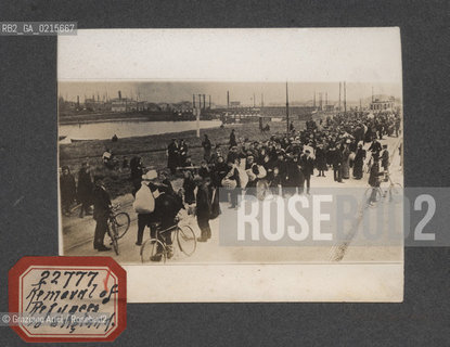 -NAPOLI, ALLONTANAMENTO DEI RIFUGIATI IN INGHILTERRA, SENZA DATA. STAMPA ALLALBUMINA INCOLLATA SU CARTONCINO, CM 11,3X9 ©ARCHIVIO Graziano Arici/Rosebud2   FOTOANTICHE.-NAPLES, REMOVAL OF REFUGEES TO ENGLAND, UNDATED. ALBUMEN PHOTOGRAPH MOUNTED ON CARDBOARD, CM 11,3X9 ©Graziano Arici/Rosebud2 