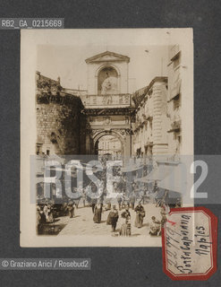 -NAPOLI, PORTA CAPUANA, SENZA DATA. STAMPA ALLALBUMINA INCOLLATA SU CARTONCINO, CM 11,3X9 ©ARCHIVIO Graziano Arici/Rosebud2  , FOTOANTICHE.-NAPLES, CAPUANA GATE, UNDATED. ALBUMEN PHOTOGRAPH MOUNTED ON CARDBOARD, CM 11,3X9 ©Graziano Arici/Rosebud2 