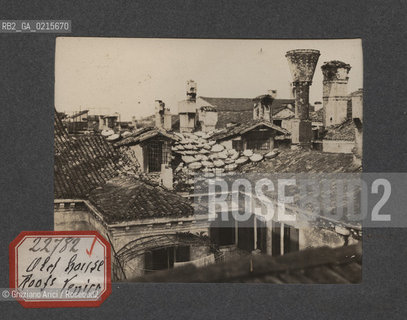 -VENEZIA, TETTI DI CASE, SENZA DATA. STAMPA ALLALBUMINA INCOLLATA SU CARTONCINO, CM 11,3X9 ©ARCHIVIO Graziano Arici/Rosebud2  , FOTOANTICHE.-VENICE, HOUSE ROOFS, UNDATED. ALBUMEN PHOTOGRAPH MOUNTED ON CARDBOARD, CM 11,3X9 ©Graziano Arici/Rosebud2 