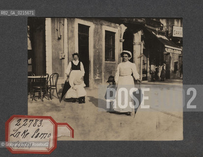 -LAGO DI COMO, DONNE, SENZA DATA. STAMPA ALLALBUMINA INCOLLATA SU CARTONCINO, CM 11,3X9 ©ARCHIVIO Graziano Arici/Rosebud2  , FOTOANTICHE.-LAKE COMO, WOMEN, UNDATED. ALBUMEN PHOTOGRAPH MOUNTED ON CARDBOARD, CM 11,3X9 ©Graziano Arici/Rosebud2 