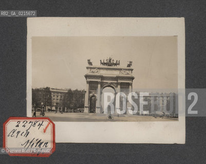 -MILANO, ARCO, SENZA DATA. STAMPA ALLALBUMINA INCOLLATA SU CARTONCINO, CM 11,3X9 ©ARCHIVIO Graziano Arici/Rosebud2  FOTOANTICHE.-MILAN, ARCH, UNDATED. ALBUMEN PHOTOGRAPH MOUNTED ON CARDBOARD, CM 11,3X9 ©Graziano Arici/Rosebud2 
