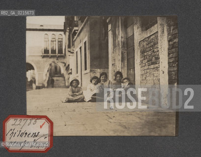 -VENEZIA, GRUPPO DI BAMBINI, SENZA DATA. STAMPA ALLALBUMINA INCOLLATA SU CARTONCINO, CM 11,3X9 ©ARCHIVIO Graziano Arici/Rosebud2   FOTOANTICHE.-VENICE, CHILDREN GROUP, UNDATED. ALBUMEN PHOTOGRAPH MOUNTED ON CARDBOARD, CM 11,3X9 ©Graziano Arici/Rosebud2 
