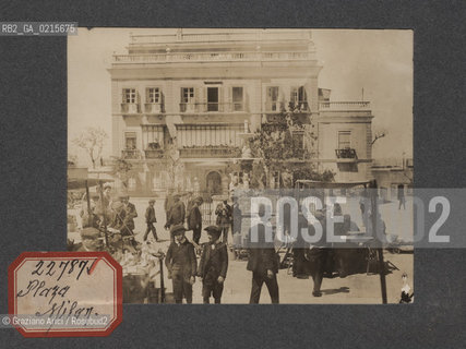 -MILANO, PIAZZA, SENZA DATA. STAMPA ALLALBUMINA INCOLLATA SU CARTONCINO, CM 11,3X9 ©ARCHIVIO Graziano Arici/Rosebud2 , FOTOANTICHE.-MILAN, SQUARE, UNDATED. ALBUMEN PHOTOGRAPH MOUNTED ON CARDBOARD, CM 11,3X9 ©Graziano Arici/Rosebud2 