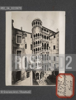 -VENEZIA, SCALA MINELLI, SENZA DATA. STAMPA ALLALBUMINA INCOLLATA SU CARTONCINO, CM 11,3X9 ©ARCHIVIO Graziano Arici/Rosebud2  , FOTOANTICHE.-VENICE, MINELLI STAIRS, UNDATED. ALBUMEN PHOTOGRAPH MOUNTED ON CARDBOARD, CM 11,3X9 ©Graziano Arici/Rosebud2 