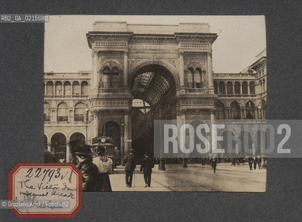-MILANO, GALLERIA VITTORIO EMANUELE, SENZA DATA. STAMPA ALLALBUMINA INCOLLATA SU CARTONCINO, CM 11,3X9 ©ARCHIVIO Graziano Arici/Rosebud2  , FOTOANTICHE.-MILAN, VITTORIO EMANUELE ARCADE, UNDATED. ALBUMEN PHOTOGRAPH MOUNTED ON CARDBOARD, CM 11,3X9 ©Graziano Arici/Rosebud2 