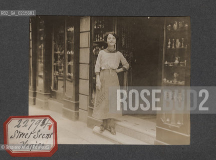 -VENEZIA, SCENA DI STRADA, SENZA DATA. STAMPA ALLALBUMINA INCOLLATA SU CARTONCINO, CM 11,3X9 ©ARCHIVIO Graziano Arici/Rosebud2  , FOTOANTICHE.-VENICE, STREET SCENE, UNDATED. ALBUMEN PHOTOGRAPH MOUNTED ON CARDBOARD, CM 11,3X9 ©Graziano Arici/Rosebud2 