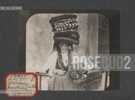-VENEZIA, VENDITRICE DI STOFFE, SENZA DATA. STAMPA ALLALBUMINA INCOLLATA SU CARTONCINO, CM 11,3X9 ©ARCHIVIO Graziano Arici/Rosebud2  , MESTIERI, FOTOANTICHE.-VENICE, WOMAN FABRIC SELLER, UNDATED. ALBUMEN PHOTOGRAPH MOUNTED ON CARDBOARD, CM 11,3X9 ©Graziano Arici/Rosebud2 