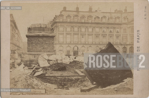 COMUNE DI PARIGI  1871- -PARIGI, COLONNA VENDOME IN ZONA VENDOME, 1871, ROVINE DI PARIGI, STAMPA ALLALBUMINA INCOLLATA SU CARTONCINO, CM  16,4X10,8 ©ARCHIVIO Graziano Arici/Rosebud2  POSATA IN STUDIO, MESTIERI, FOTOANTICHE.PARIS COMMUNE 1871 -PARIS, COLUMN VENDOME IN PLACE VENDOME, 1871, RUINES DE PARIS, ALBUMEN PHOTOGRAPH MOUNTED ON CARDBOARD, CM 16,4X10,8 ©Graziano Arici / rosebud2