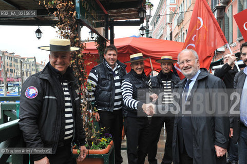 Venice 30/3/10 - Local council elections for the Mayor of Venice : The new elected Mayor Giorgio Orsoni sindaco politica with some gondoliers ©Graziano Arici/Rosebud2