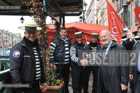 Venice 30/3/10 - Local council elections for the Mayor of Venice : The new elected Mayor Giorgio Orsoni sindaco politica with some gondoliers ©Graziano Arici/Rosebud2