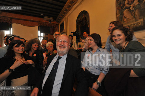 Venice 30/3/10 - Local council elections for the Mayor of Venice : The new elected Mayor Giorgio Orsoni sindaco politica with fis wife Agnese and his daughters ©Graziano Arici/Rosebud2