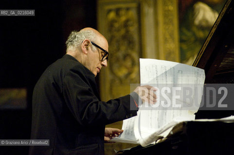 Venice 13/5/10 - The composer and pianist Michael Nyman in concert in Frari Church in Venice, in front of the well-known Tizianòs painting Assunta musica pianista ©Graziano Arici/Rosebud2