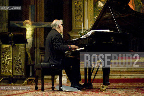 Venice 13/5/10 - The composer and pianist Michael Nyman in concert in Frari Church in Venice, in front of the well-known Tizianòs painting Assunta musica pianista ©Graziano Arici/Rosebud2
