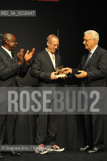 VENICE 4/6/10 - Biennale Danza 2010 : The Golden Lion 2010 for Lifetime Achievement in Dance to the dancer and choreographer William Forsythe: from left the Biennale Dance Director Ismael Ivo, William Forsithe and the Biennale President Paolo Baratta danza balletto Leone dOro alla Carriera ©Graziano Arici/Rosebud2