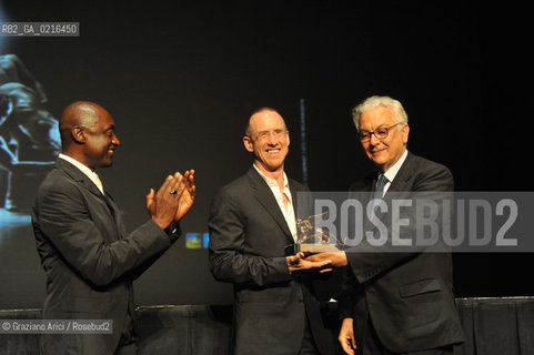 VENICE 4/6/10 - Biennale Danza 2010 : The Golden Lion 2010 for Lifetime Achievement in Dance to the dancer and choreographer William Forsythe: from left the Biennale Dance Director Ismael Ivo, William Forsithe and the Biennale President Paolo Baratta danza balletto Leone dOro alla Carriera ©Graziano Arici/Rosebud2