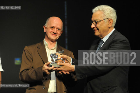 VENICE 4/6/10 - Biennale Danza 2010 : The Silver Lion for the Performing Arts Sector 2010 is given to P.A.R.T.S.  and to Theofield Van Rompay and Salvador Sanchis -  from left: Theofield Van Rompay and the Biennale President Paolo Baratta  danza balletto Leone dOro alla Carriera ©Graziano Arici/Rosebud2
