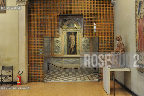 Venice - 12/7/10 - Cà dOro Museum : Wooden grate in front of  St. Sebastian by Andrea Mantegna. The wooden grate was put by an architect follower of Carlo Scarpa. Museo grata sebastiano ©Graziano Arici/Rosebud2